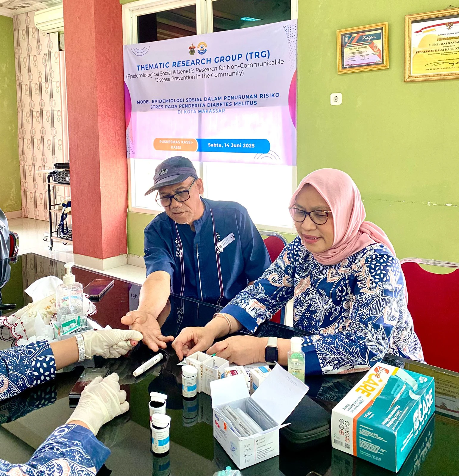 Optimalisasi kesehatan masyarakat. Prof. Dr. Ida Leida Maria, S.KM., M.KM., M.Sc.PH. (kanan), Ketua TRG SE NCD FKM Unhas, turut serta dalam skrining kesehatan penderita Diabetes Melitus di Puskesmas Kasi-Kasi, Makassar (14/6). Kegiatan ini merupakan bagian dari pengabdian dan penelitian tim untuk mencegah kecemasan pada penderita DM. Kredit: FKM Unhas.